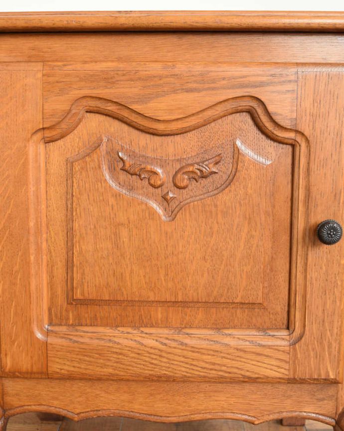 アンティークのキャビネット　アンティーク家具　フランスから届いた木扉の収納家具、猫脚のアンティークサイドテーブル。いろんな場所にこだわり彫のデザインもいろいろです。(j-2549-f)