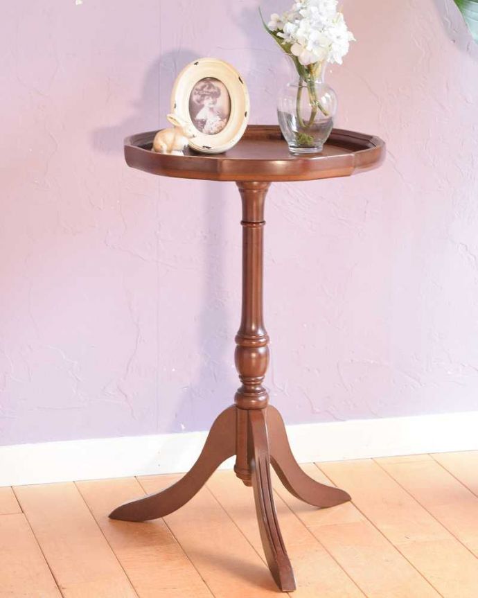 アンティークのテーブル　アンティーク家具　革張り天板のワインテーブル、小さいアンティーク英国家具。小さくてもアンティークの気品タップリ。(j-2550-f)