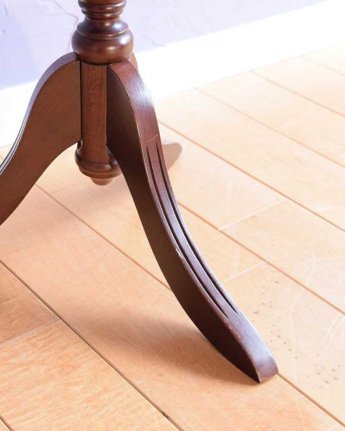 アンティークのテーブル　アンティーク家具　革張り天板のワインテーブル、小さいアンティーク英国家具。Handleの家具の脚の裏には･･･床にキズが付かないよう脚の裏にフェルトキーパーを付けてお届けしています。(j-2550-f)