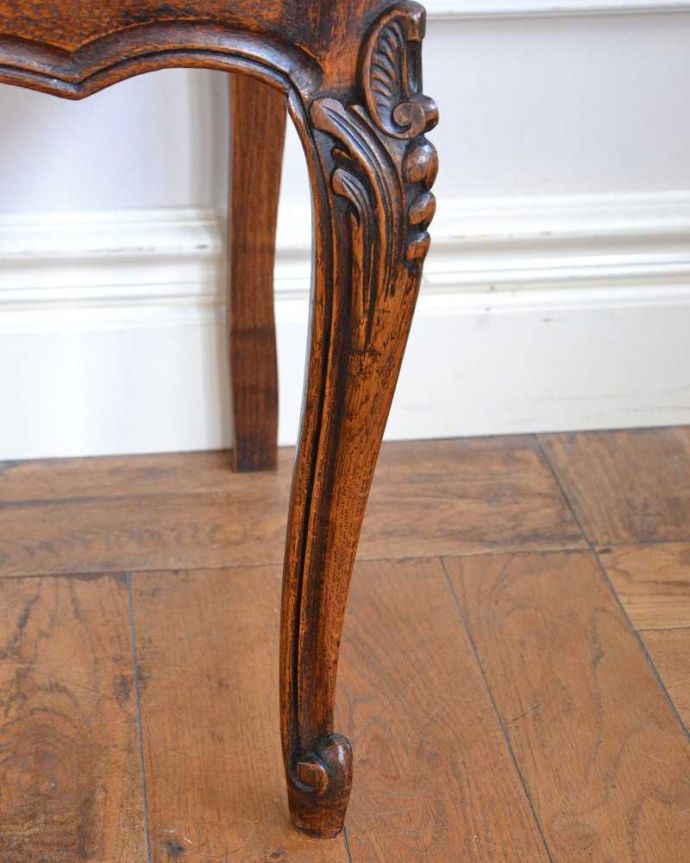 ビューロー　アンティーク家具　フランス家具らしい豪華な彫が自慢のアンティークビューロー（デスク）。女性１人でラクラ運べちゃうんですHandleのアンティークは、脚の裏にフェルトキーパーをお付けしています。(j-2552-f)