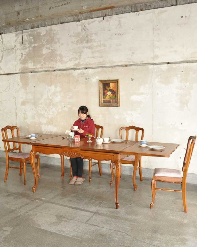 アンティークのテーブル　アンティーク家具　フランス輸入の美しいドローリーフテーブル、パーケットリーの伸張式ダイニングテーブル。優雅な姿で大きく広がるテーブルフランスサイズのドローリーフテーブルは、日本より大きめのサイズが特長。(j-2555-f)