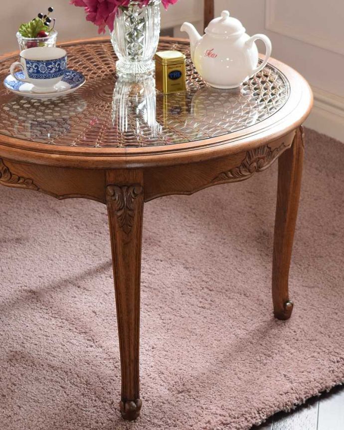 アンティークのテーブル　アンティーク家具　丸い形が可愛いフランスのアンティーク家具、ローテーブル。やっぱり自慢はこの脚線美フランスらしい猫脚を見るだけでなんだか満足しちゃう美しさ。(j-2556-f)