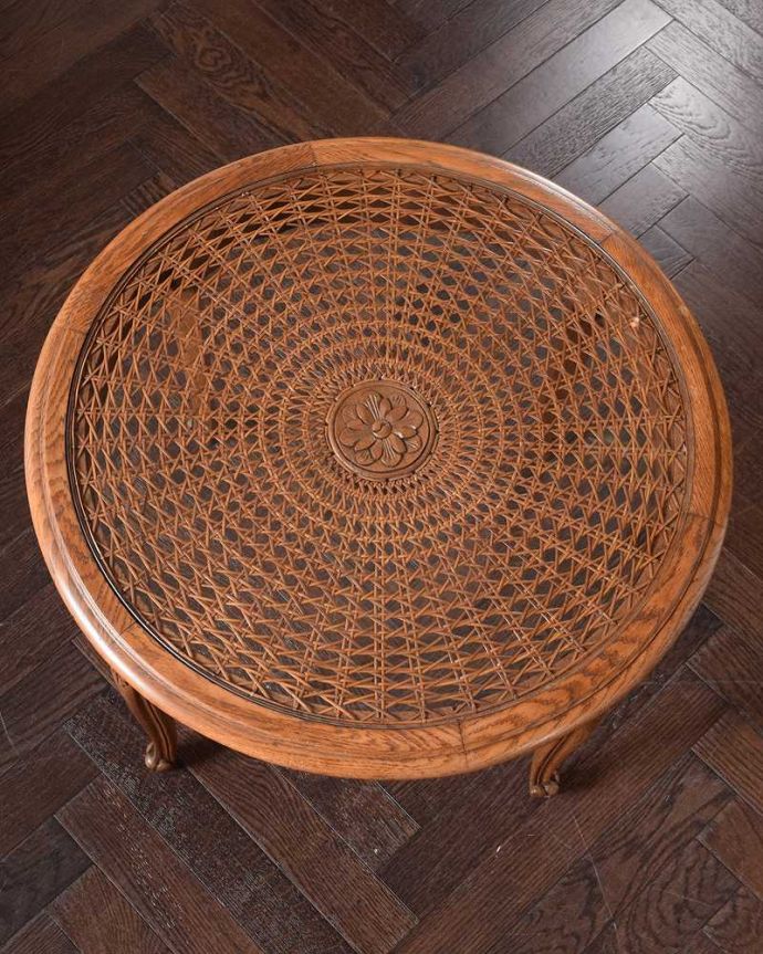アンティークのテーブル　アンティーク家具　丸い形が可愛いフランスのアンティーク家具、ローテーブル。美しすぎる編み込みの模様にうっとり手編みで編んである細かい模様。(j-2556-f)