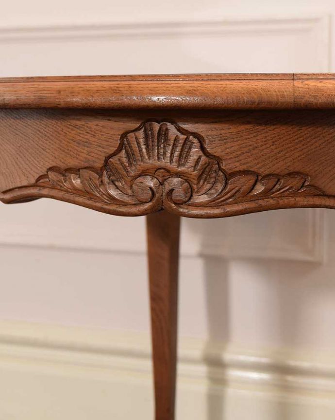 アンティークのテーブル　アンティーク家具　丸い形が可愛いフランスのアンティーク家具、ローテーブル。美しい彫にもうっとり…さりげなく施された彫。(j-2556-f)