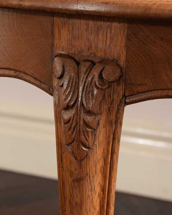 アンティークのテーブル　アンティーク家具　丸い形が可愛いフランスのアンティーク家具、ローテーブル。うっとりする美しさアンティークだから手に入る美しい彫。(j-2556-f)