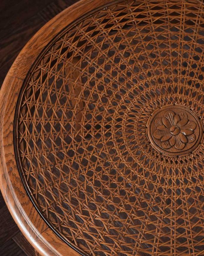 アンティークのテーブル　アンティーク家具　丸い形が可愛いフランスのアンティーク家具、ローテーブル。近づいて見てみると…こんな感じでとても細かい網目なんです。(j-2556-f)