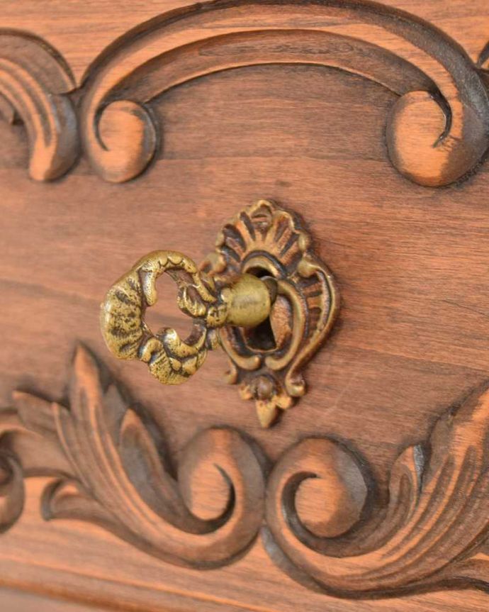 アンティークのキャビネット　アンティーク家具　彫りが美しいスリムなキャビネット、フランスから届いたアンティーク家具。開ける度にワクワクする取っ手鍵を回して開けてください。(j-2561-f)