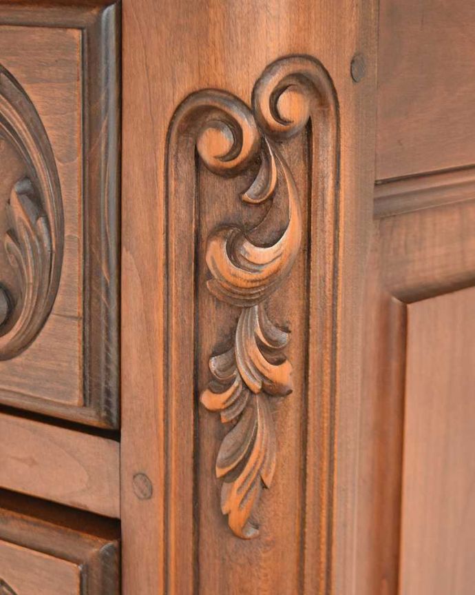 アンティークのキャビネット　アンティーク家具　彫りが美しいスリムなキャビネット、フランスから届いたアンティーク家具。フランスらしい彫りフランスらしさの象徴とも言える、優雅な彫りの装飾。(j-2561-f)