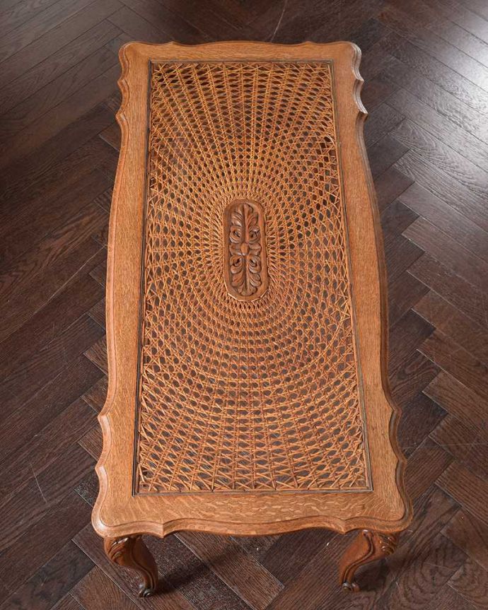 アンティークのテーブル　アンティーク家具　フランスアンティークらしい美しい天板の編み目が印象的なコーヒーテーブル（ガラス天板）。美しすぎる編み込みの模様にうっとり手編みで編んである細かい模様。(j-2570-f)