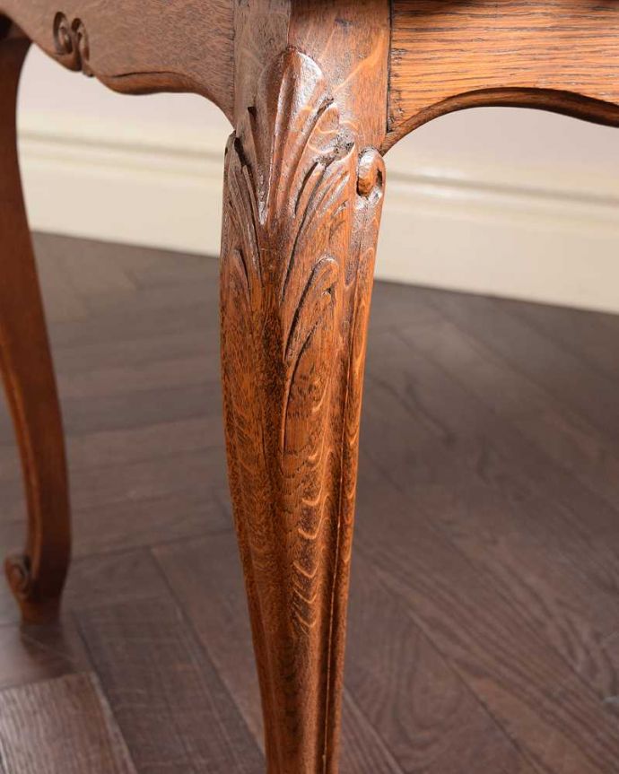 アンティークのテーブル　アンティーク家具　フランスアンティークらしい美しい天板の編み目が印象的なコーヒーテーブル（ガラス天板）。うっとりする美しさアンティークだから手に入る美しい彫。(j-2570-f)