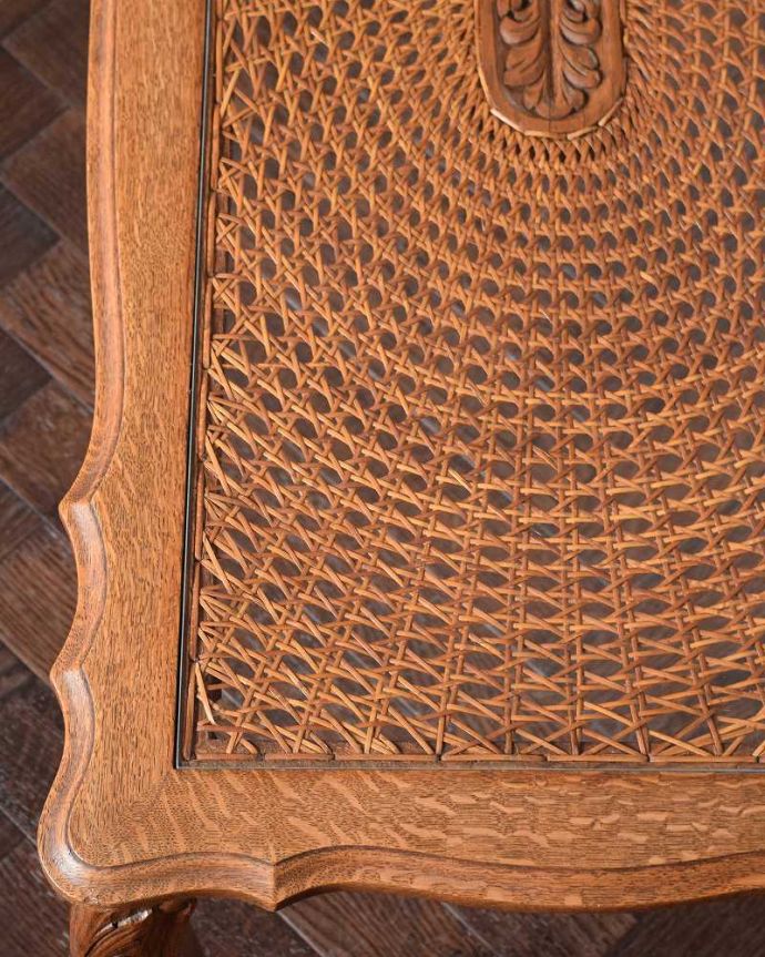 アンティークのテーブル　アンティーク家具　フランスアンティークらしい美しい天板の編み目が印象的なコーヒーテーブル（ガラス天板）。近づいて見てみると…こんな感じでとても細かい網目なんです。(j-2570-f)
