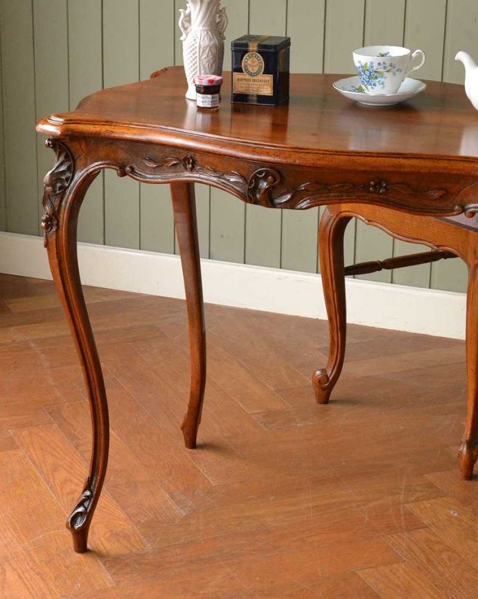 アンティークのテーブル　アンティーク家具　フランス輸入のアンティーク家具、どこでも使えるコンパクトなティーテーブル。上品で優雅なアンティーク凛とした雰囲気が漂うアンティークらしい立ち姿のテーブル。(j-2573-f)