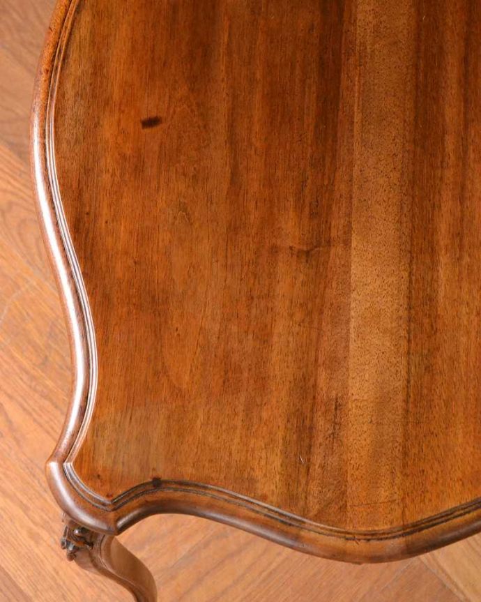 アンティークのテーブル　アンティーク家具　フランス輸入のアンティーク家具、どこでも使えるコンパクトなティーテーブル。天板を近づいてみると…アンティークだから手に入れることが出来る天板に使われている銘木の美しさにうっとりです。(j-2573-f)