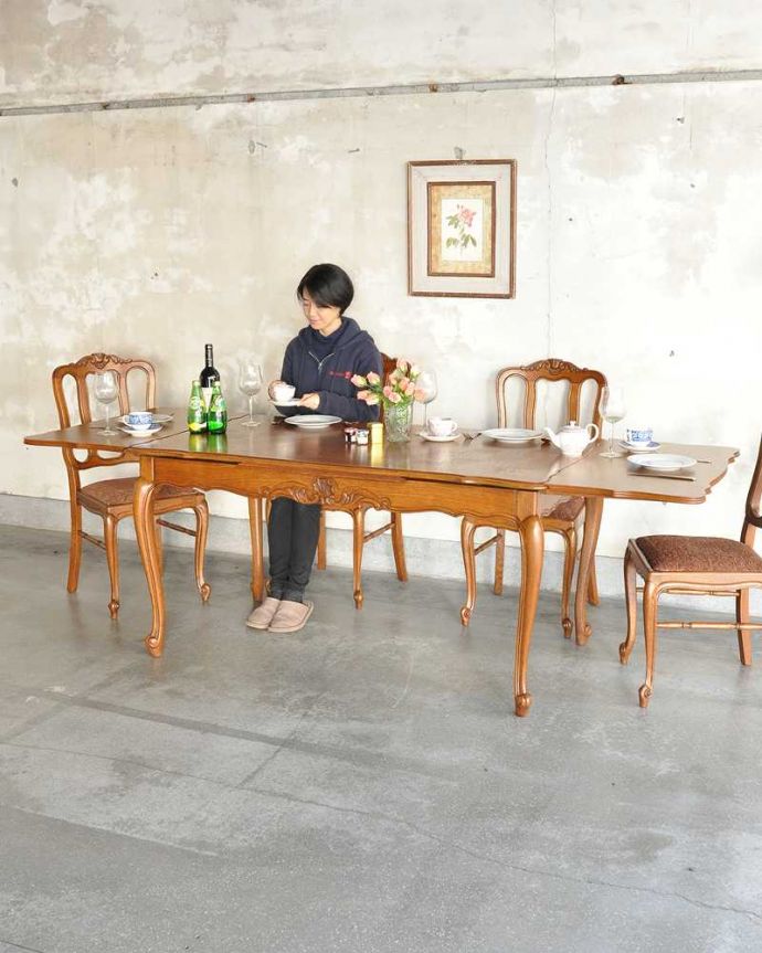 アンティークのテーブル　アンティーク家具　フランス輸入のアンティーク家具、天板が美しいドローリーフテーブル（伸張式ダイニングテーブル）。優雅な姿で大きく広がるテーブルフランスサイズのドローリーフテーブルは、日本より大きめのサイズが特長。(j-2579-f)