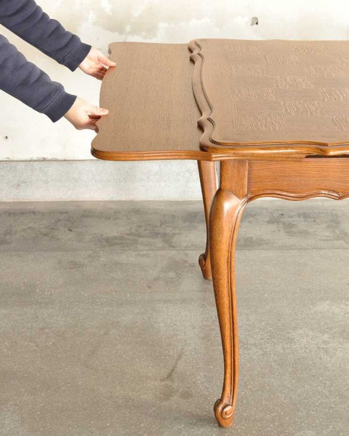 アンティークのテーブル　アンティーク家具　フランス輸入のアンティーク家具、天板が美しいドローリーフテーブル（伸張式ダイニングテーブル）。あっという間にサイズが変えれます。(j-2579-f)