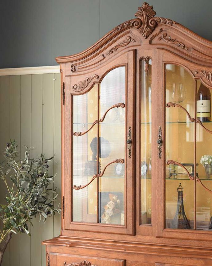 アンティークのキャビネット　アンティーク家具　南フランスから届いたエレガントなアンティークガラスキャビネット（食器棚）。ガラス扉からのぞいてみると･･･曲線で描かれたガラス面のデザインも女性らしく優雅。(j-2580-f)