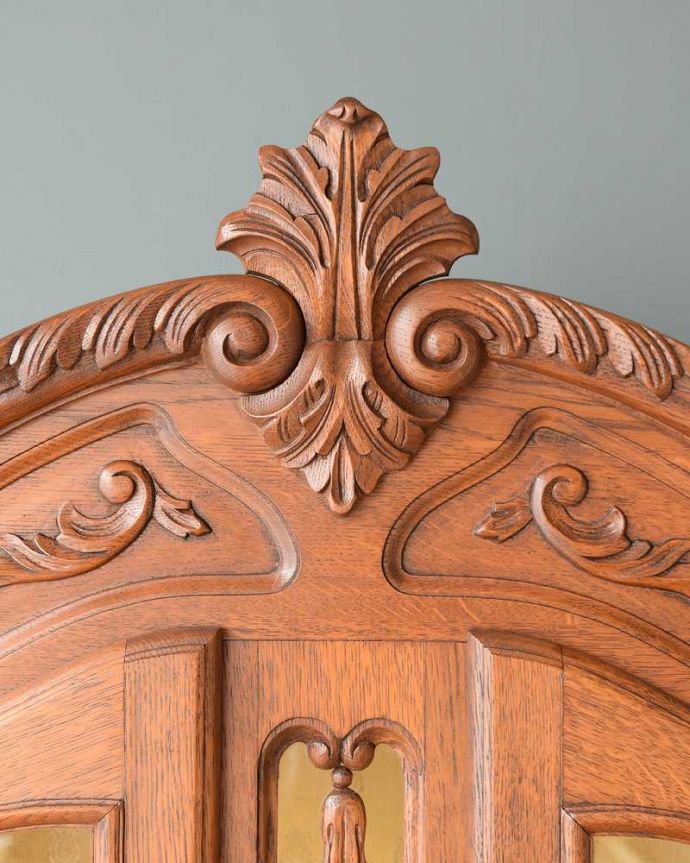 アンティークのキャビネット　アンティーク家具　南フランスから届いたエレガントなアンティークガラスキャビネット（食器棚）。フランスらしい彫りフランスらしさの象徴とも言える、優雅な彫りの装飾。(j-2580-f)
