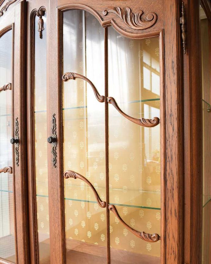 アンティークのキャビネット　アンティーク家具　南フランスから届いたエレガントなアンティークガラスキャビネット（食器棚）。いろんな場所にこだわり彫のデザインもいろいろです。(j-2580-f)