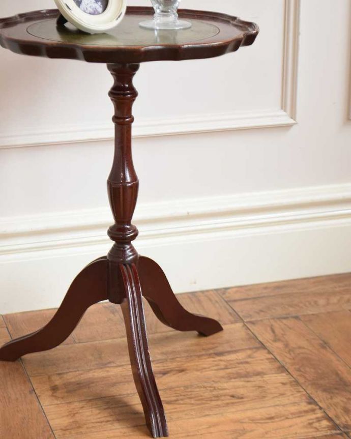 アンティークのテーブル　アンティーク家具　アンティークの英国家具、グリーンがキレイな革張りのワインテーブル（オケージョナルテーブル）。小さくてもアンティークの気品タップリ。(j-2583-f)