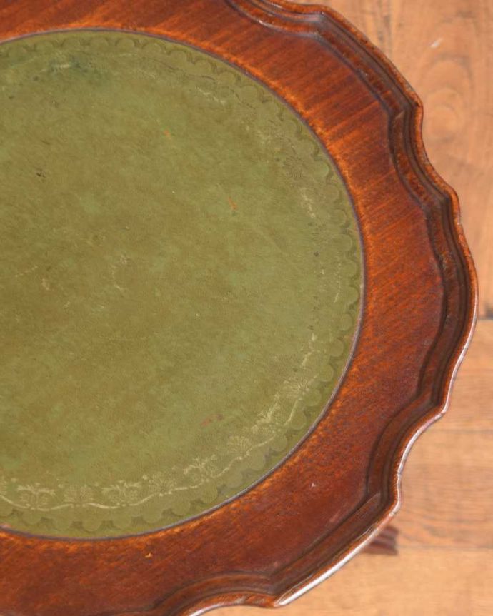 アンティークのテーブル　アンティーク家具　アンティークの英国家具、グリーンがキレイな革張りのワインテーブル（オケージョナルテーブル）。近づいて見てみると･･･天板の周りもアンティークらしく美しいデザイン。(j-2583-f)