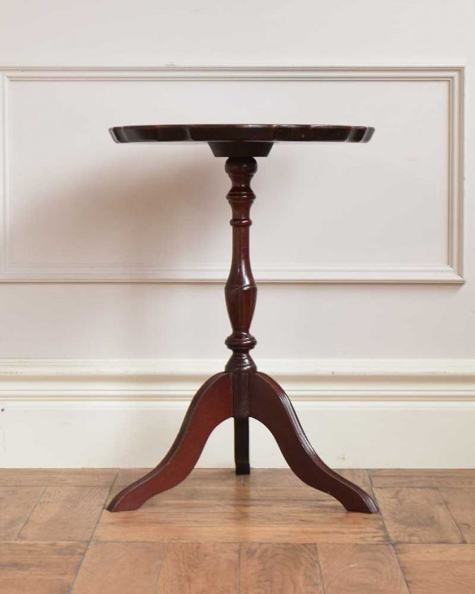 アンティークのテーブル　アンティーク家具　アンティークの英国家具、グリーンがキレイな革張りのワインテーブル（オケージョナルテーブル）。横から見ても優雅英国アンティークらしく横顔だって美しいんです。(j-2583-f)