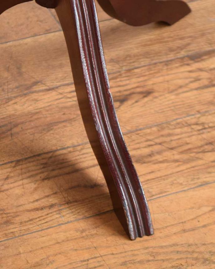 アンティークのテーブル　アンティーク家具　アンティークの英国家具、グリーンがキレイな革張りのワインテーブル（オケージョナルテーブル）。Handleの家具の脚の裏には･･･床にキズが付かないよう脚の裏にフェルトキーパーを付けてお届けしています。(j-2583-f)