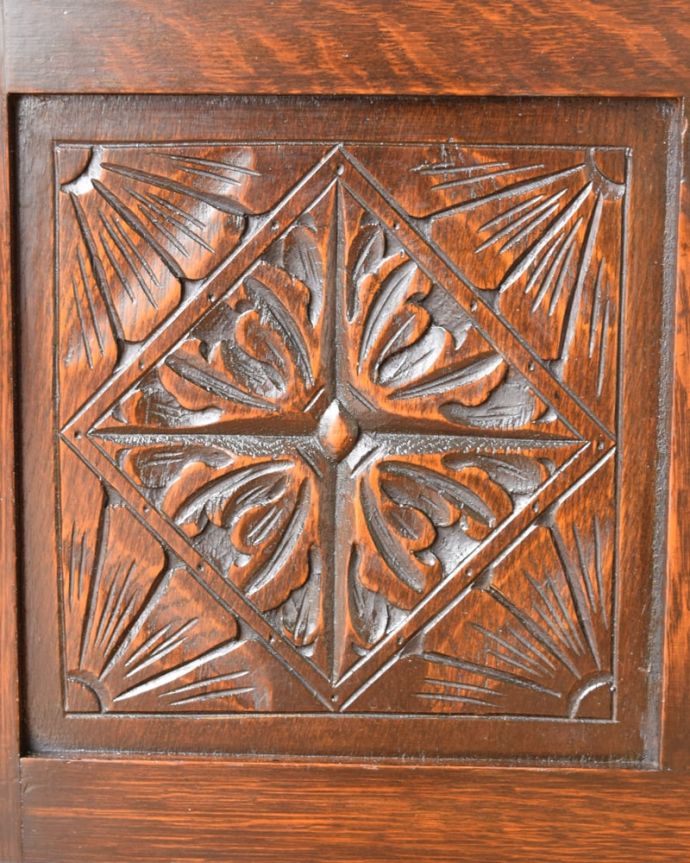 ブランケットボックス・収納ボックス　アンティーク家具　英国の彫りが重厚なアンティーク家具、ブランケットボックス（コファ）。繊細で美しい彫刻まだ機械がそんなに発達していない時代に、どうやって彫ったんでしょう･･･見事です。(j-2585-f)