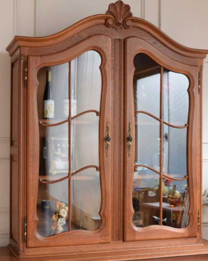 アンティークのキャビネット　アンティーク家具　フランスのゴージャスなアンティーク家具、食器棚や本棚にもなるガラスキャビネット(カップボード)。ガラス扉からのぞいてみると･･･曲線で描かれたガラス面のデザインも女性らしく優雅。(j-2590-f)