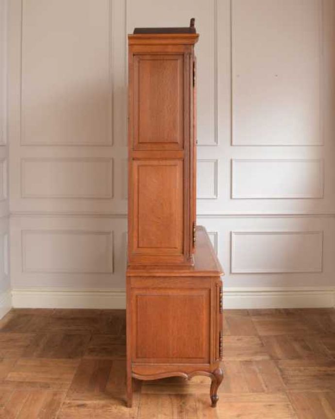 アンティークのキャビネット　アンティーク家具　フランスのゴージャスなアンティーク家具、食器棚や本棚にもなるガラスキャビネット(カップボード)。横顔だって色っぽい180度どの角度から見ても完璧なフランスのキャビネット。(j-2590-f)
