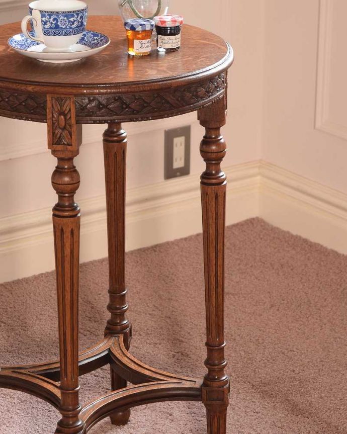 アンティークのテーブル　アンティーク家具　彫りがたっぷりなアンティークの英国家具、脚の装飾が美しいオケージョナルテーブル。上品で優雅なアンティーク凛とした雰囲気が漂うアンティークらしい立ち姿のテーブル。(j-2592-f)