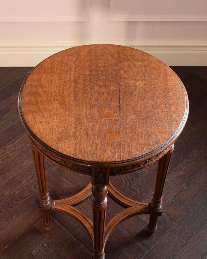 アンティークのテーブル　アンティーク家具　彫りがたっぷりなアンティークの英国家具、脚の装飾が美しいオケージョナルテーブル。天板の形を見てみると･･･テーブルの形を上から見ると、こんな感じです。(j-2592-f)