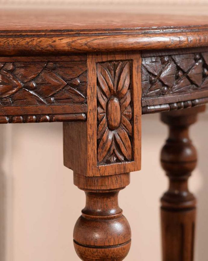 アンティークのテーブル　アンティーク家具　彫りがたっぷりなアンティークの英国家具、脚の装飾が美しいオケージョナルテーブル。うっとりする美しさアンティークだから手に入る美しい彫。(j-2592-f)