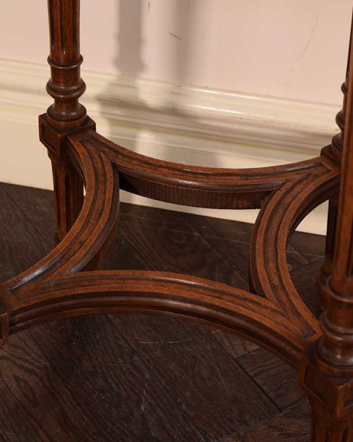 アンティークのテーブル　アンティーク家具　彫りがたっぷりなアンティークの英国家具、脚の装飾が美しいオケージョナルテーブル。いろんな場所にこだわり彫のデザインもいろいろです。(j-2592-f)