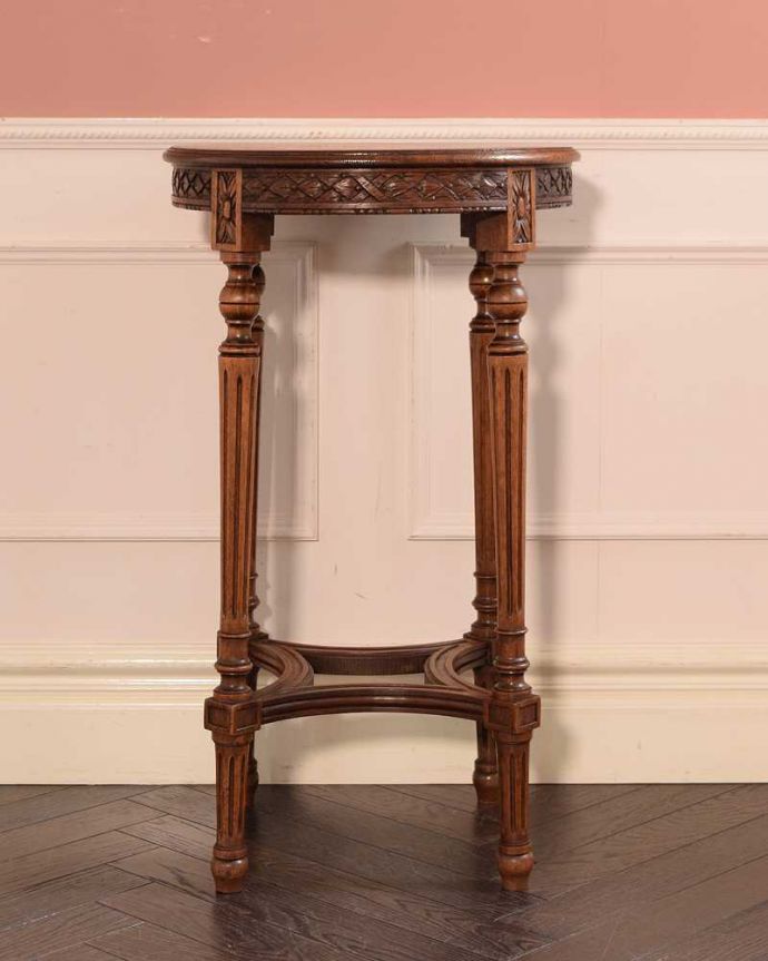 アンティークのテーブル　アンティーク家具　彫りがたっぷりなアンティークの英国家具、脚の装飾が美しいオケージョナルテーブル。クルッと回転。(j-2592-f)