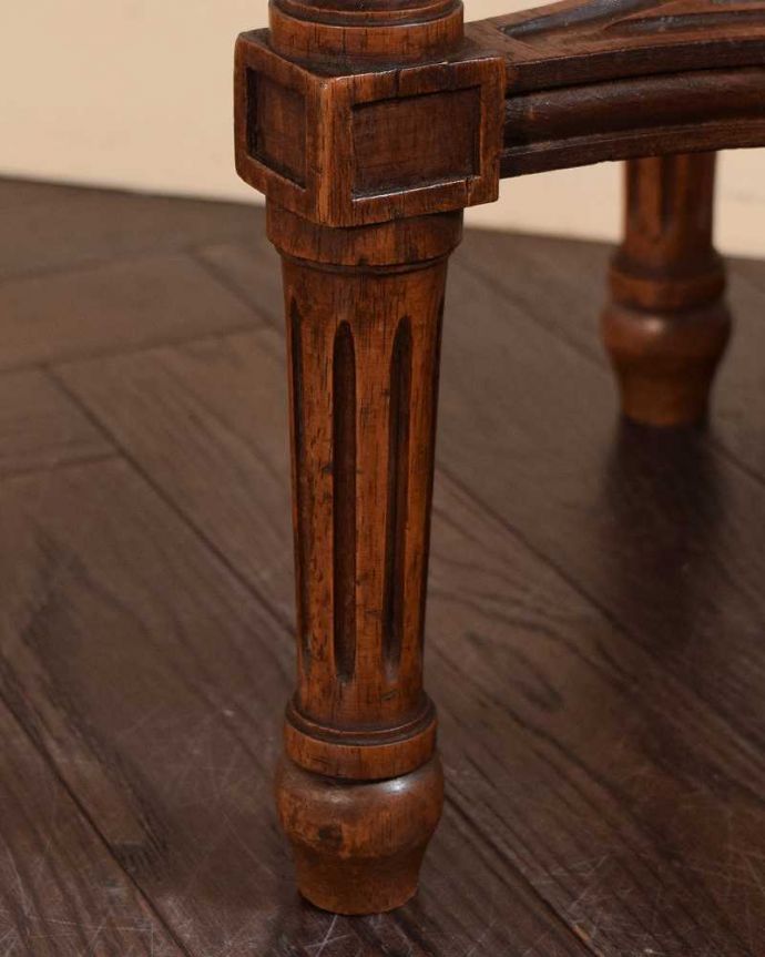 アンティークのテーブル　アンティーク家具　彫りがたっぷりなアンティークの英国家具、脚の装飾が美しいオケージョナルテーブル。持ち上げなくても移動できます！Handleのアンティークは、脚の裏にフェルトキーパーをお付けしていますので、床を滑らせてれば移動が簡単です。(j-2592-f)