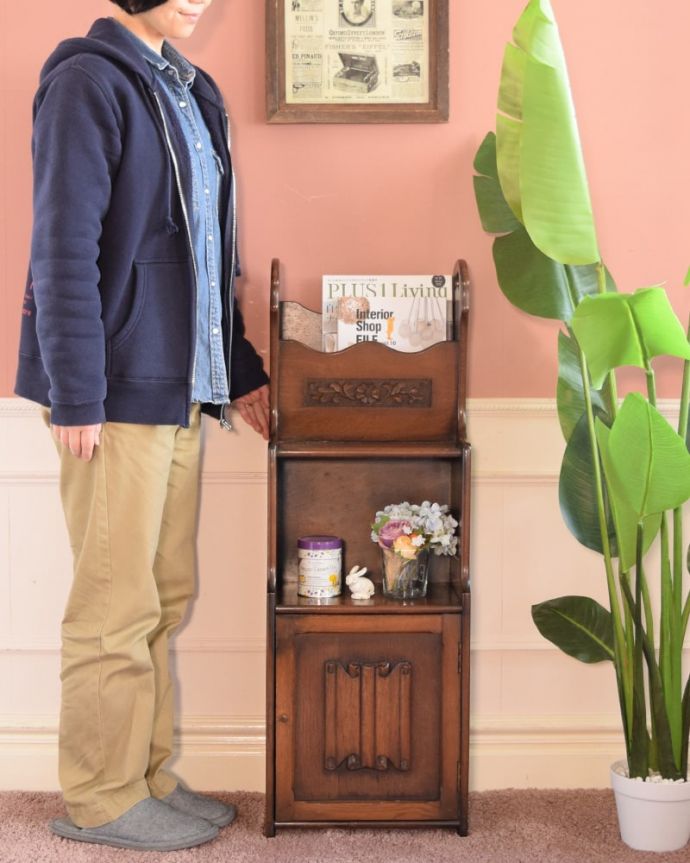 アンティークのキャビネット　アンティーク家具　とっても可愛いお花の彫が入った英国のアンティークマガジンラック。マガジンラックと本棚が一緒になった英国家具オープンタイプの本棚の上にマガジンラックが付いた便利なアンティーク家具。(j-2593-f)