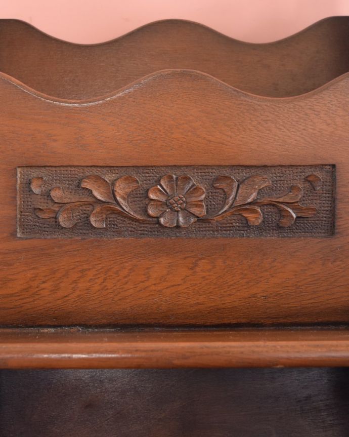 アンティークのキャビネット　アンティーク家具　とっても可愛いお花の彫が入った英国のアンティークマガジンラック。いろんな場所にこだわり彫のデザインもいろいろです。(j-2593-f)