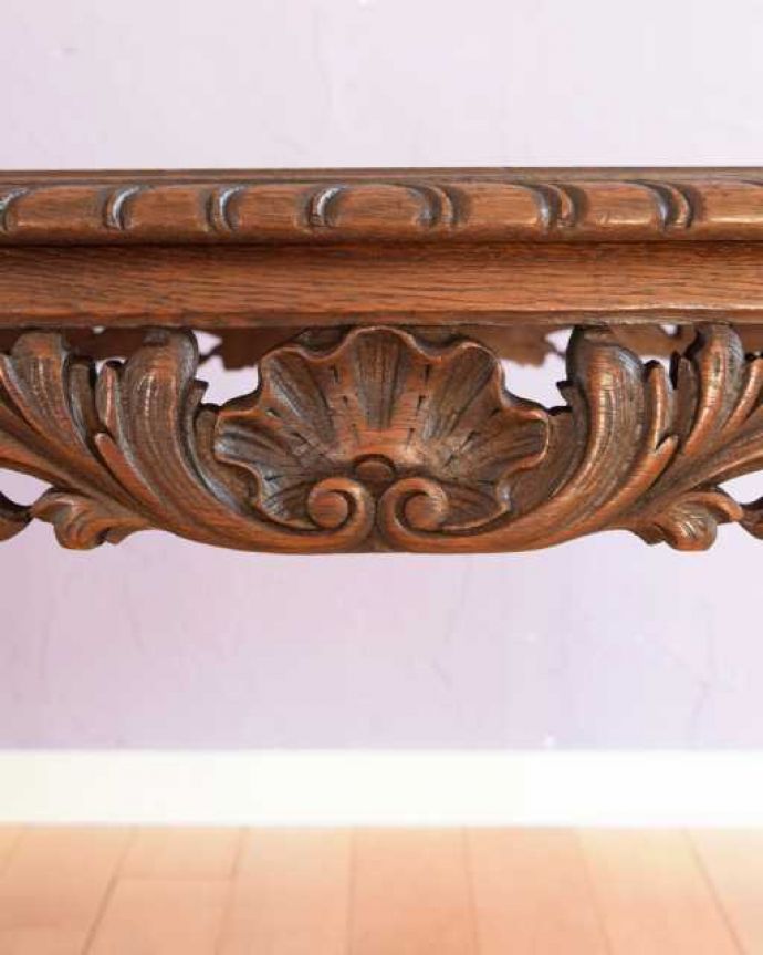 アンティークのテーブル　アンティーク家具　アンティークのローテーブル、フランスのアンティーク家具。美しい彫にもうっとり…さりげなく施された彫。(j-2596-f)