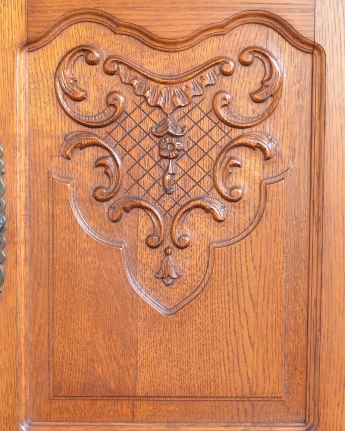 アンティークのキャビネット　アンティーク家具　フランスから届いた優雅なアンティーク家具、美しい彫のキャビネット。美しい彫にうっとり…フランスらしいデザイン彫りが描かれた扉。(j-2597-f)