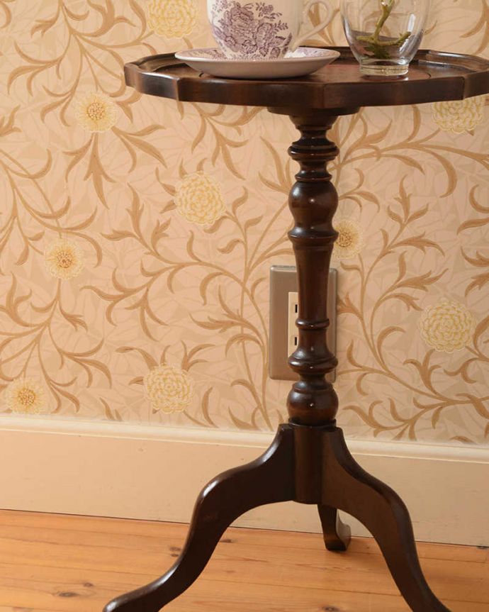 アンティークのテーブル　アンティーク家具　３本の脚がエレガント、革張りのワインテーブル（オケージョナルテーブル）。小さくてもアンティークの気品タップリ。(j-2598-f)