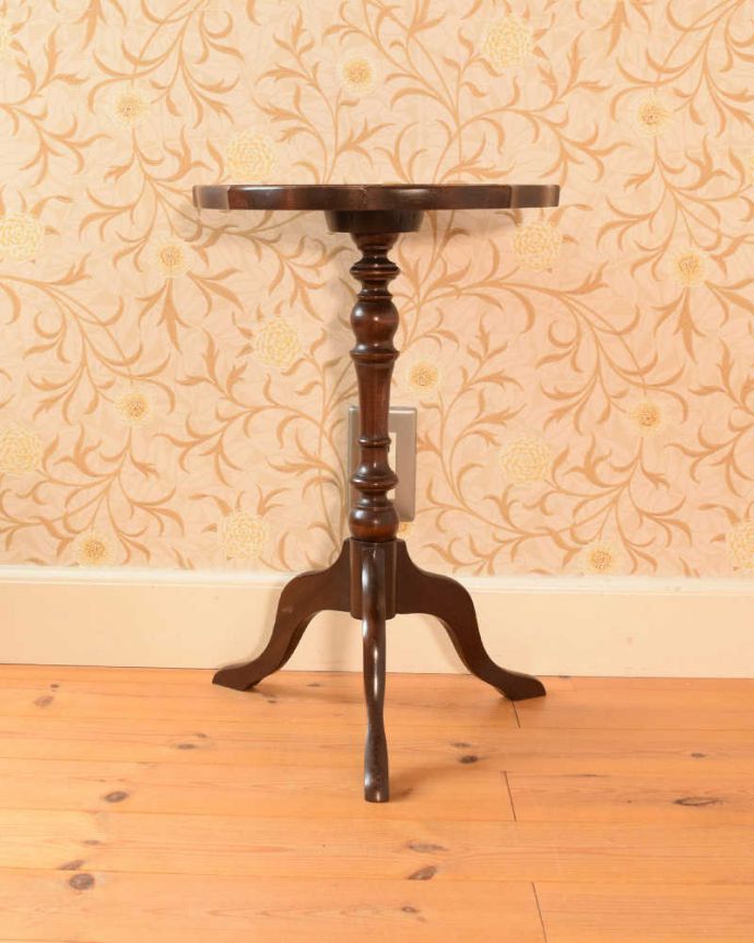 アンティークのテーブル　アンティーク家具　３本の脚がエレガント、革張りのワインテーブル（オケージョナルテーブル）。横から見ても優雅英国アンティークらしく横顔だって美しいんです。(j-2598-f)