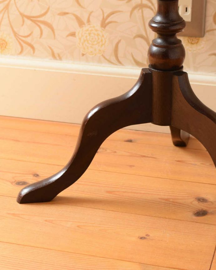 アンティークのテーブル　アンティーク家具　３本の脚がエレガント、革張りのワインテーブル（オケージョナルテーブル）。Handleの家具の脚の裏には･･･床にキズが付かないよう脚の裏にフェルトキーパーを付けてお届けしています。(j-2598-f)