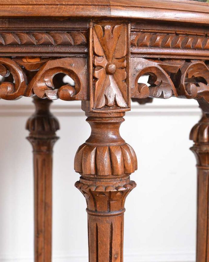 アンティークのテーブル　アンティーク家具　大理石の天板と装飾が特別なフランスアンティークのティーテーブル（オケージョナルテーブル）。うっとりする美しさアンティークだから手に入る美しい彫。(j-2603-f)