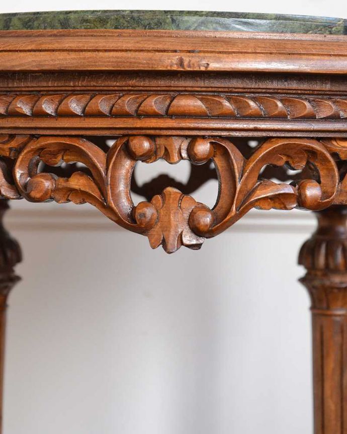 アンティークのテーブル　アンティーク家具　大理石の天板と装飾が特別なフランスアンティークのティーテーブル（オケージョナルテーブル）。いろんな場所にこだわり彫のデザインもいろいろです。(j-2603-f)