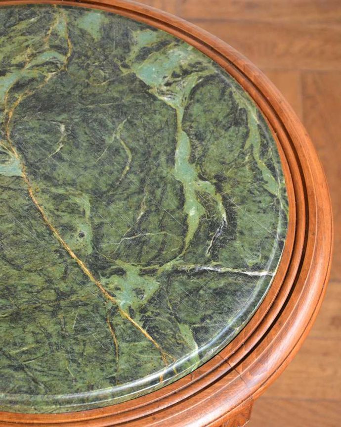 アンティークのテーブル　アンティーク家具　大理石の天板と装飾が特別なフランスアンティークのティーテーブル（オケージョナルテーブル）。天板を近づいてみると…どこに置いても思わず目が行ってしまう美しい大理石です。(j-2603-f)
