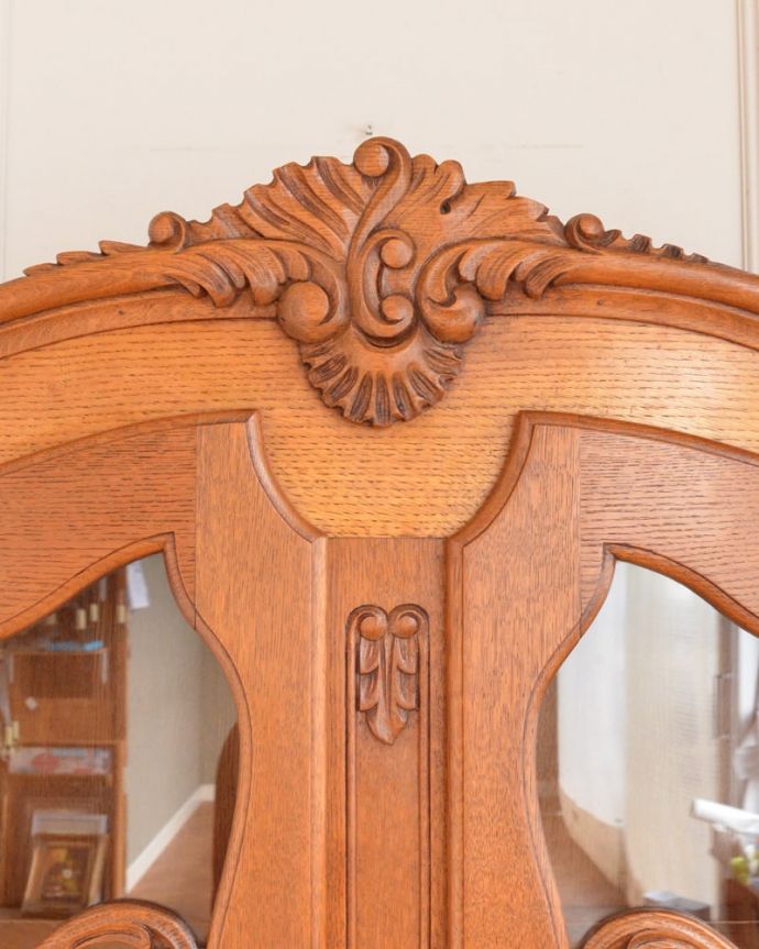 アンティークのキャビネット　アンティーク家具　フランスの美しいアンティーク家具、食器棚や本棚にもなるガラスキャビネット(カップボード)。フランスらしい彫りフランスらしさの象徴とも言える、優雅な彫りの装飾。(j-2604-f)