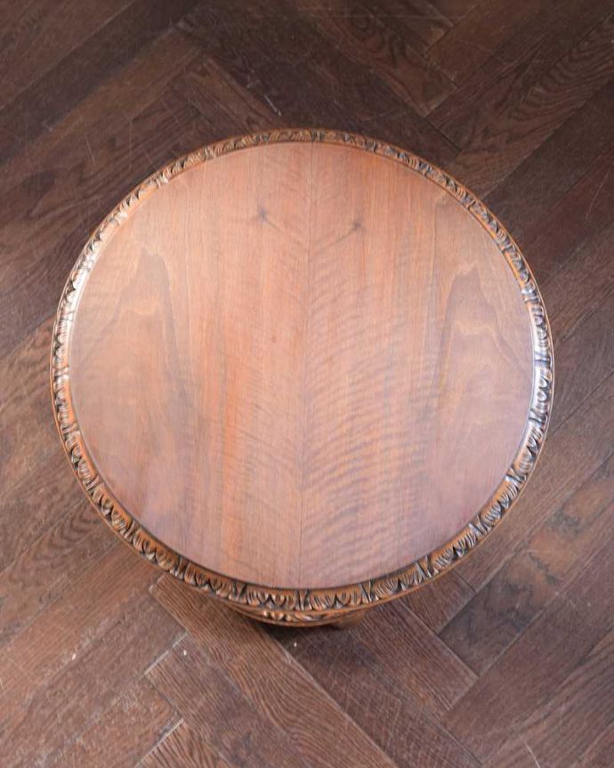 アンティークのテーブル　アンティーク家具　ドッシリとした彫が入ったカッコイイ脚、アンティークのオケージョナルテーブル。上から見ると･･･こんな形のテーブルです。(j-2610-f)