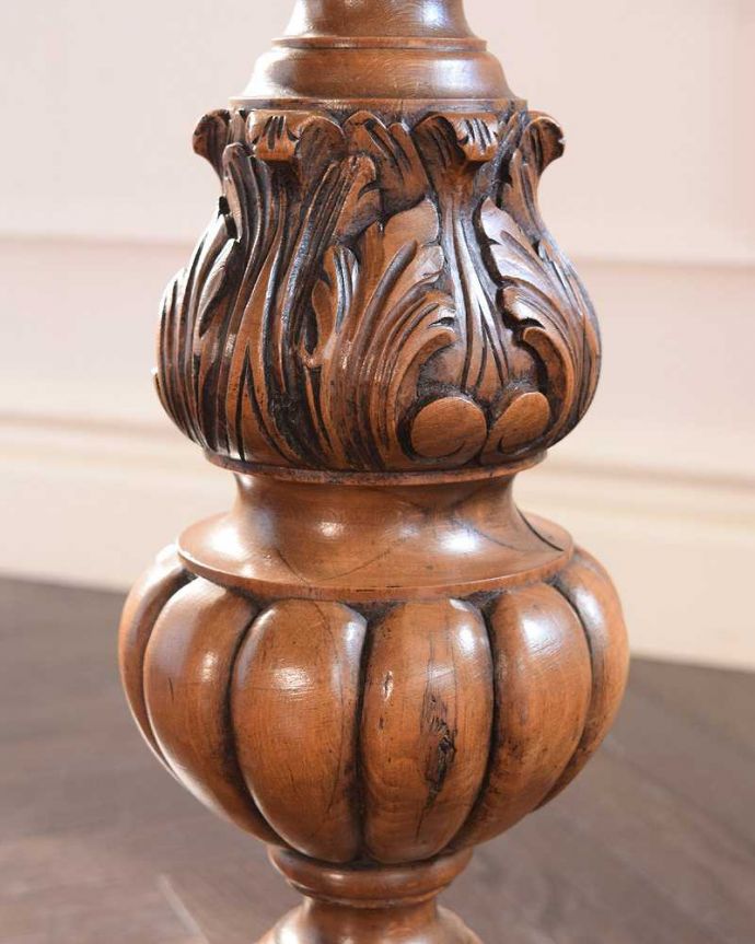 アンティークのテーブル　アンティーク家具　ドッシリとした彫が入ったカッコイイ脚、アンティークのオケージョナルテーブル。豪華な装飾に注目！英国伝統の豪華な装飾がたっぷりと入った贅沢なテーブルです。(j-2610-f)