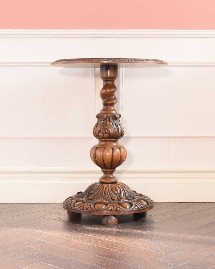 アンティークのテーブル　アンティーク家具　ドッシリとした彫が入ったカッコイイ脚、アンティークのオケージョナルテーブル。横から見てもステキ横から見るとこんな感じ。(j-2610-f)