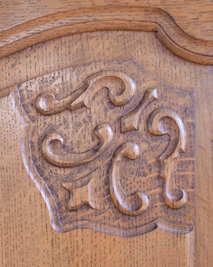 アンティークのチェスト　アンティーク家具　フランスのアンティーク家具、優雅な猫脚のサイドボード。フランスらしい彫りフランスらしさの象徴とも言える、優雅な彫りの装飾。(j-2621-f)